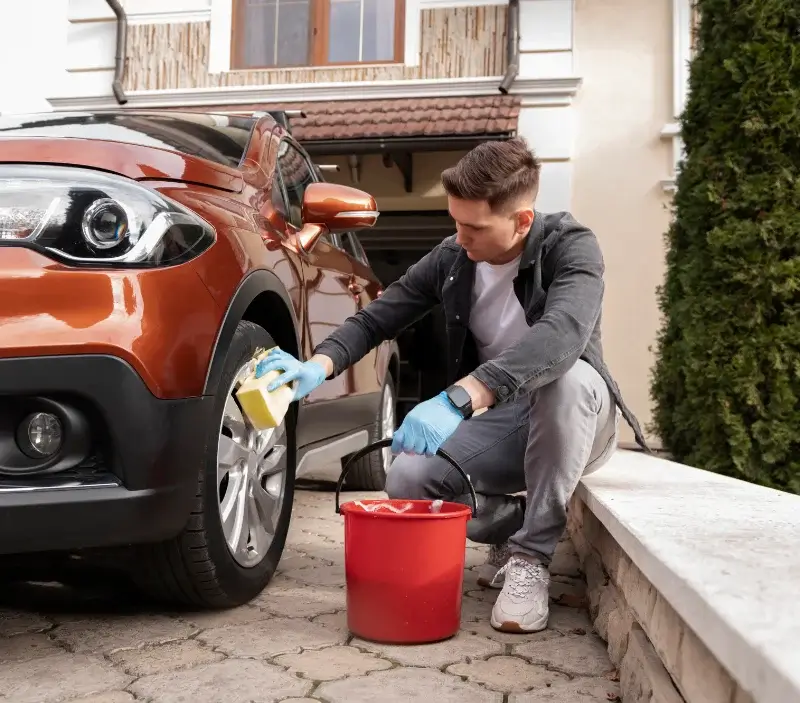 Lavage auto à domicile Touvois : professionnel intervenant sur un véhicule
